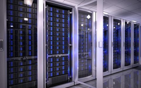 如何优化服务器和数据库以支持图片存储与检索？