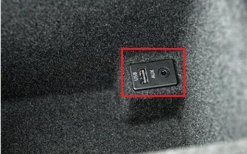 如何在锐程CC车型中找到USB接口进行U盘插入？