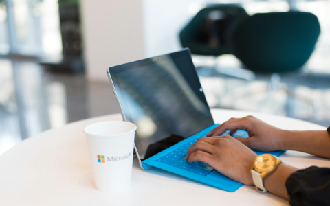 如何在Windows 7系统中查找Internet Explorer的设置选项？