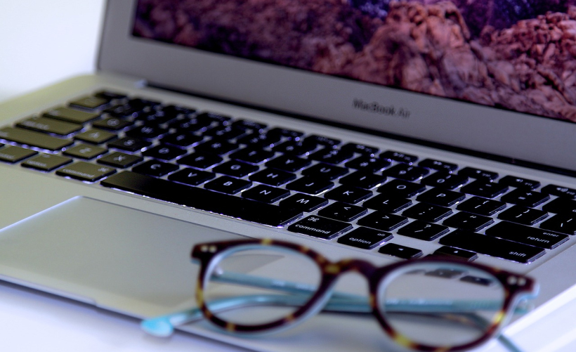 如何找到手提电脑上的U盘接口？