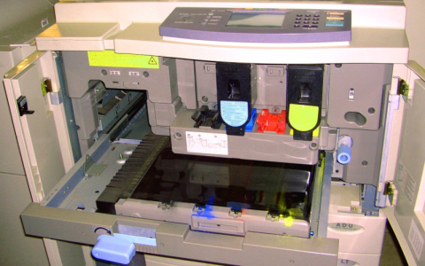 如何为兄弟3150CDN打印机正确添加碳粉？