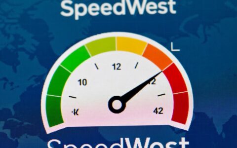 speedtest 连接服务器时如何选择最优节点提升测试准确性？